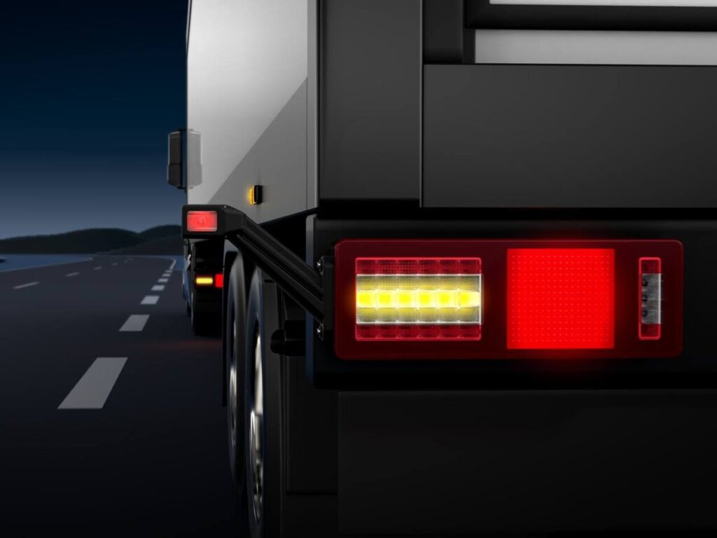 Nuovo faro posteriore full-LED per camion e rimorchi a 24V - COMeMEDIA