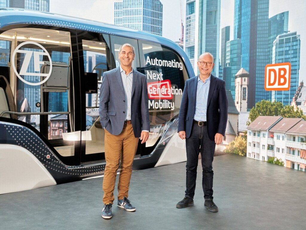 Frank Klingenhöfer, Vorstand DB Regio Bus, und Torsten Gollewski, Leiter Autonomous Mobility Systems von ZF, bei der Unterzeichnung der Absichtserklärung.  
//
Frank Klingenhöfer, Member of the Board of Management of DB Regio Bus, and Torsten Gollewski, Head of Autonomous Mobility Systems at ZF, signing the Memorandum of Understanding