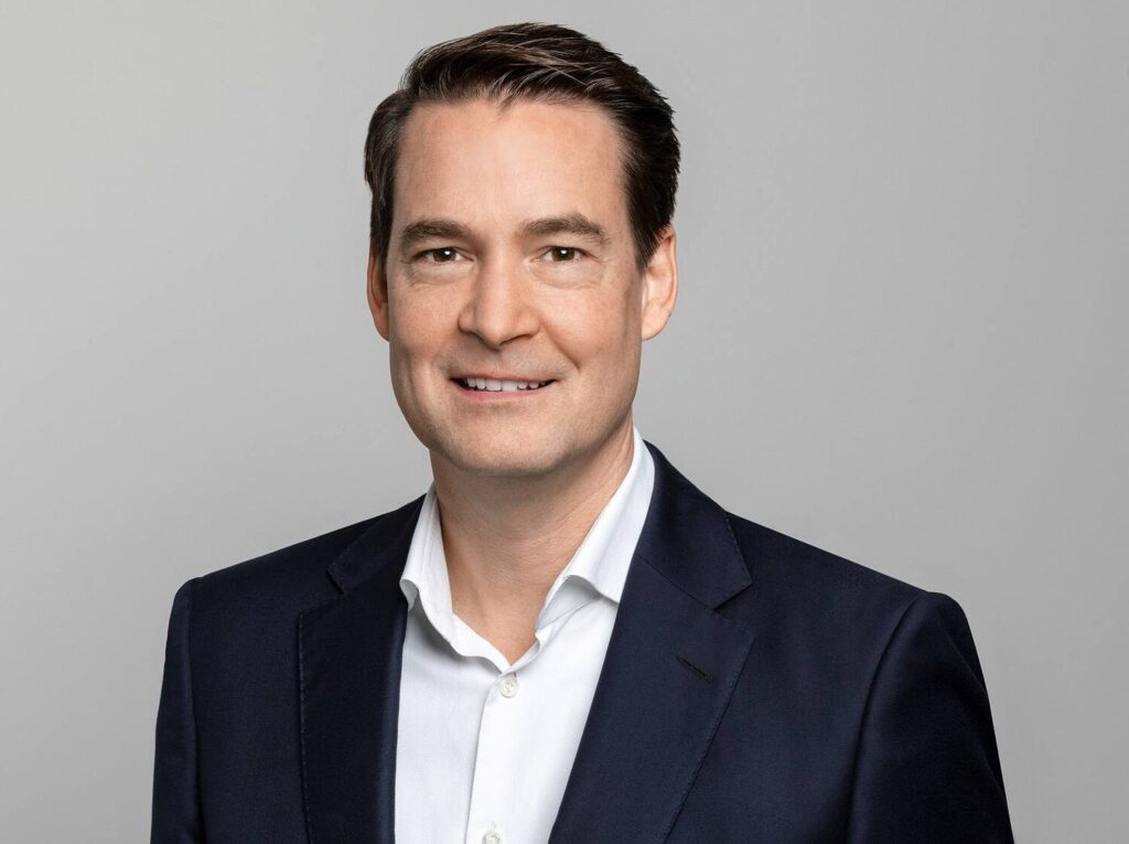 Stephan von Schuckmann ist Mitglied des ZF-Vorstands und verantwortlich für die Division Electrified Powertrain Technology.
//
Stephan von Schuckmann is a member of the ZF Board of Management and responsible for the Electrified Powertrain Technology division.