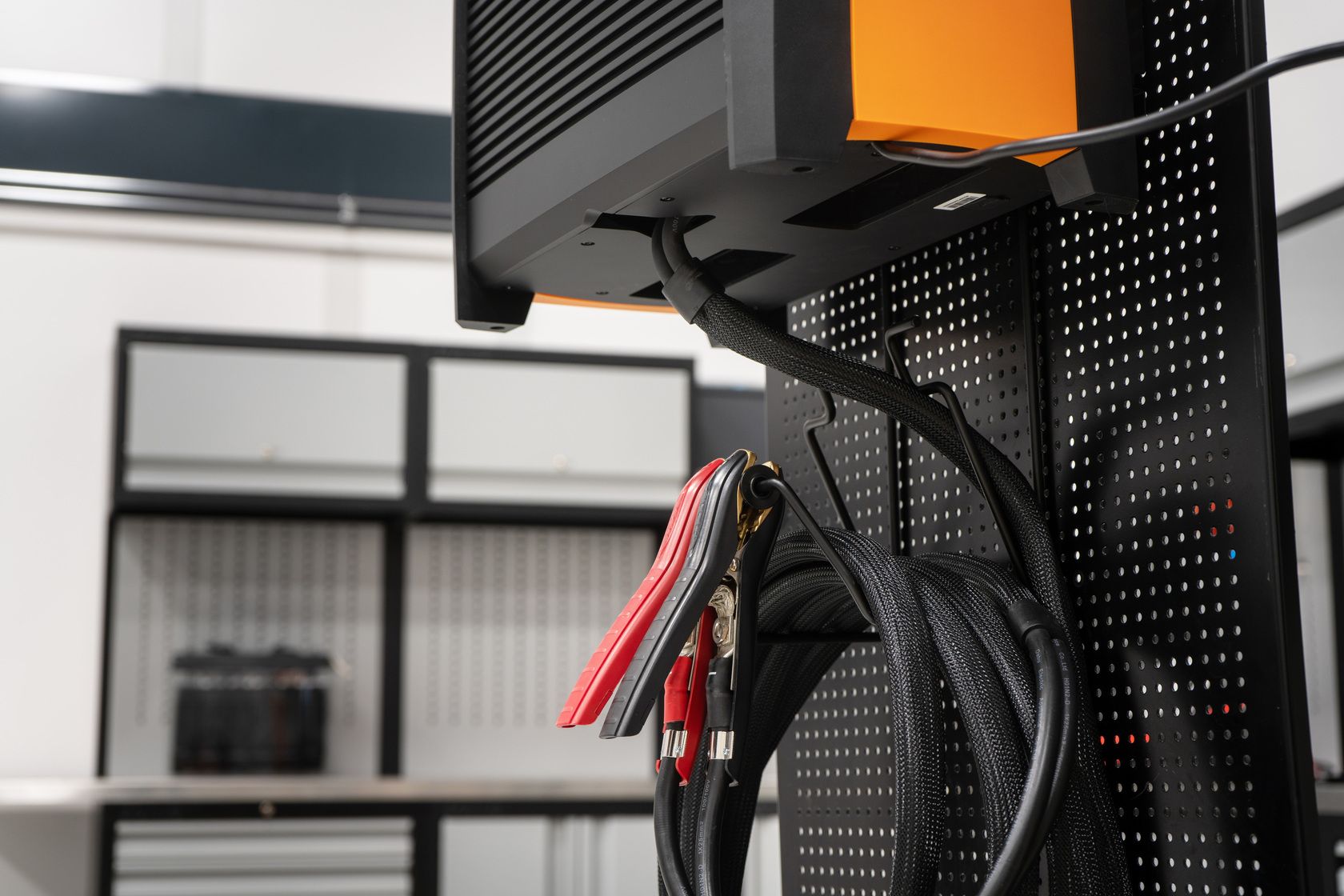 WALL_HANGER_PRO60_PRO120-in-use-014