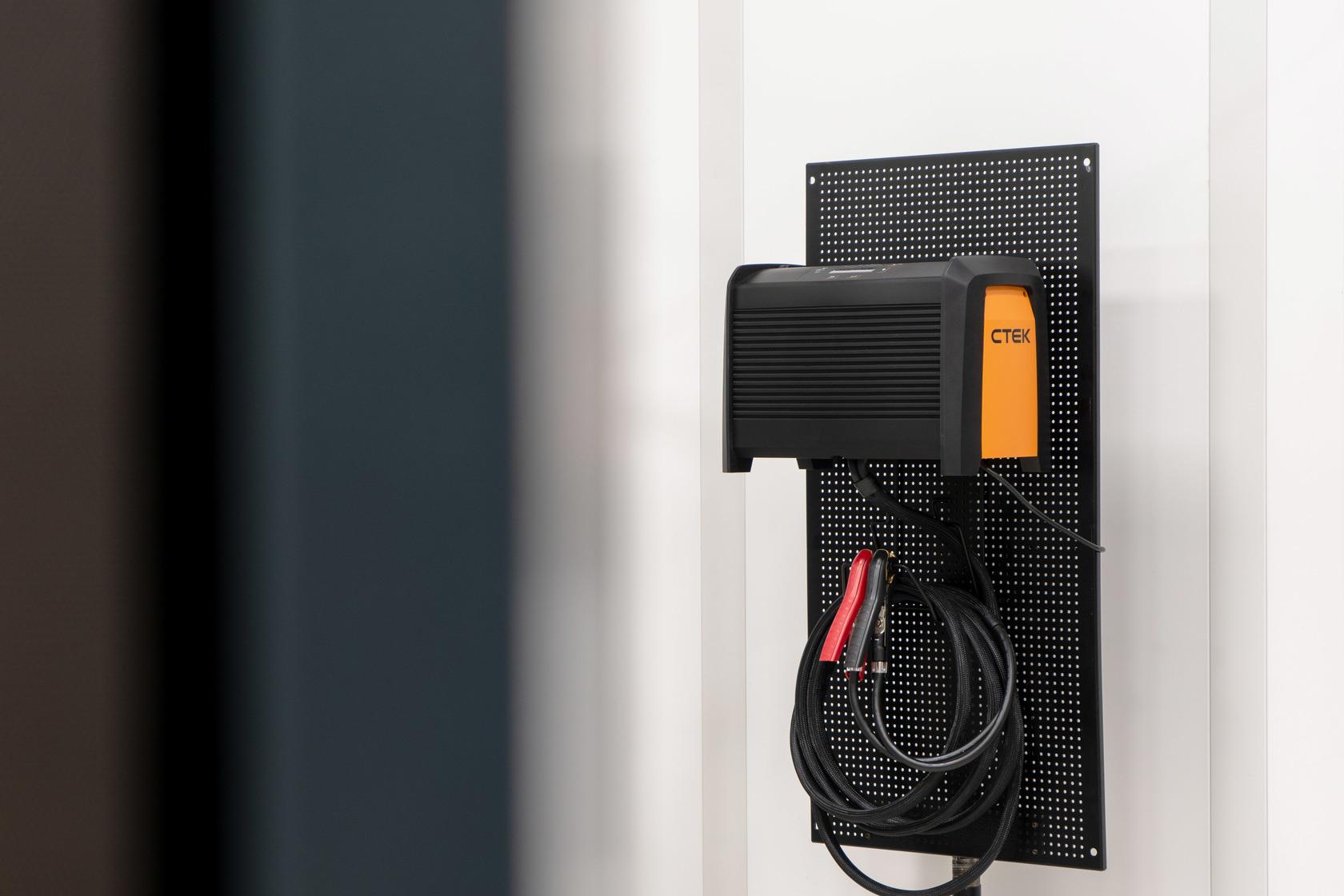 WALL_HANGER_PRO60_PRO120-in-use-015