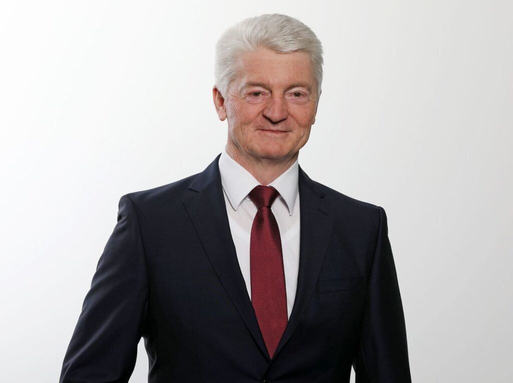 Dr. Heinrich Hiesinger ist seit Januar 2022 Vorsitzender des ZF-Aufsichtsrats. Er gehört dem Gremium seit 2021 an. // Dr. Heinrich Hiesinger is chairman of the ZF supervisory board from January 2022. He has been a member of the board since 2021.