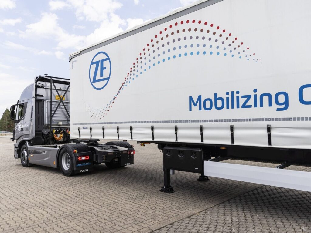 ZF ADOPT: software platform for advanced chassis control of automated commercial vehicles  l  ZF ADOPT: intelligente Steuerungsschnittstelle zur Unterstützung autonomer Fahrzeugbewegungssteuerungssysteme