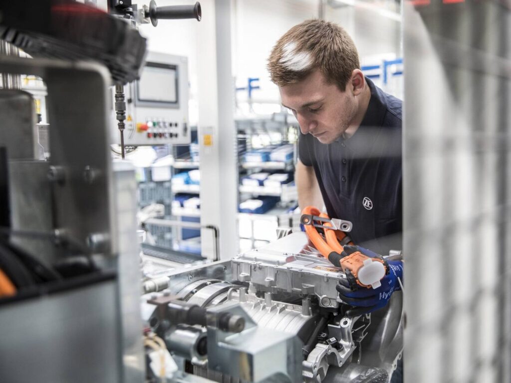 Die Leistungselektronik ist die Steuerzentrale eines E-Antriebs: Ein ZF-Mitarbeiter montiert sie an das Antriebssystem. 
//
The power electronics are the control center of an electric drive: A ZF employee mounts them to the drive system.