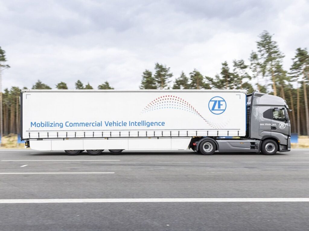 ZF Safety Innovation Truck mit den neuesten Sicherheits-technologien des Konzerns. // ZF’s Safety Innovation Truck combining the Group’s comprehensive latest safety technologies.