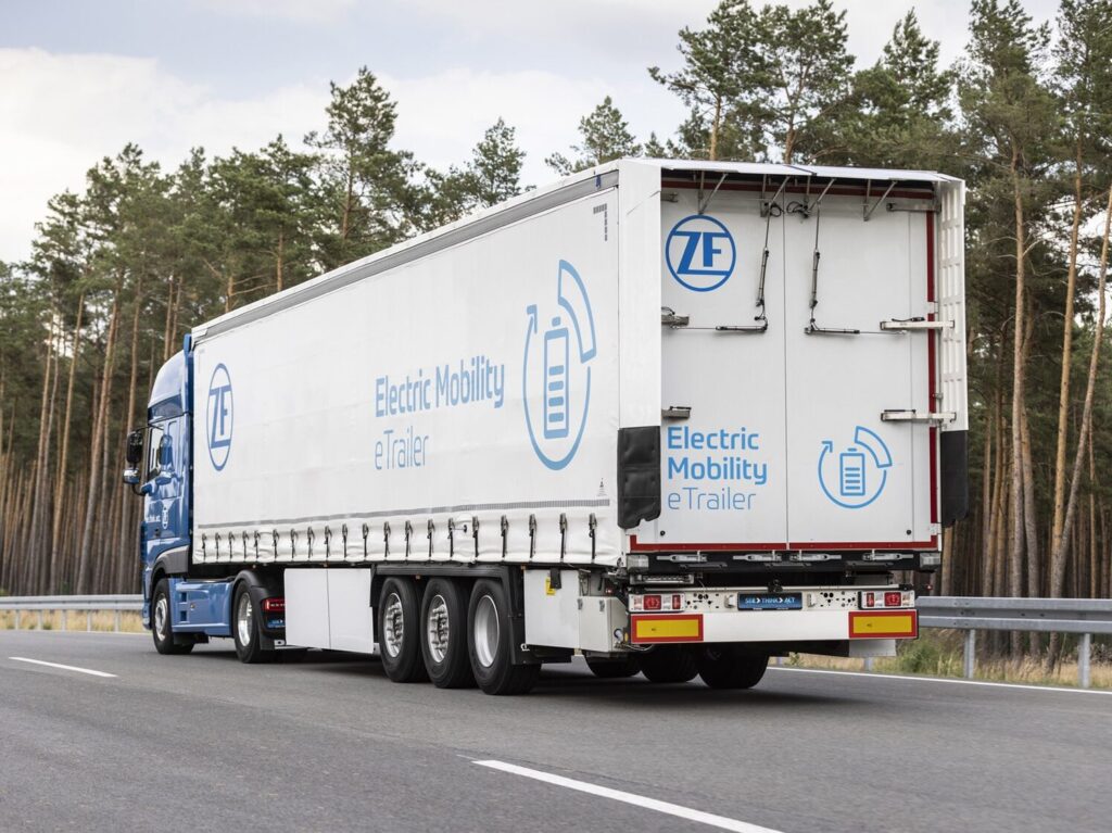 Im Efficiency Innovation Truck verbaut ZF seine ZF-Effizienztechnologien zur Kraftstoff- und CO2-Reduzierung, zur Optimierung von Betriebszeiten sowie zur effizienten Frachtraumnutzung. Teil des Sattelzugs ist auch eTrailer, ein Auflieger mit eigenem elektrischem Antrieb und den aerodynamischen Komponenten OptiFlow Tail und OptiFlow TrailerSkirt.
//
ZF’s Efficiency Innovation Vehicle showcases the Group’s cutting-edge efficiency technologies for fuel and CO2 reductions, enhanced uptime, and efficient cargo space utilization. Pictured here is also eTrailer, the electrification solution for heavy-duty trailers, featuring OptiFlow Tail and OptiFlow TrailerSkirt aerodynamic components.