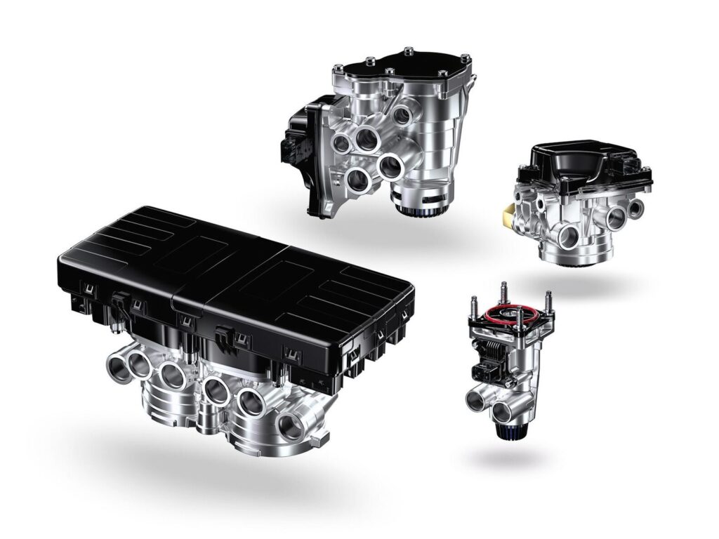 Die nächste Generation der modularen und skalierbaren mBSP XBS-Bremssystemplattform von ZF kommt im Safety Innovation Truck zum Einsatz.
//
ZF’s next generation modular and scalable mBSP XBS braking system platform features on the Safety Innovation Truck.