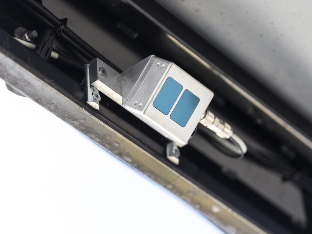 Der CargoCam-Sensor von ZF kann unbeabsichtigte Ladungsbewegungen erkennen und diese über die bordeigene Telematik-Einheit an ein Flottenmanagementsystem melden.
//
The CargoCam sensor can detect unintended cargo movement and can flag it to a fleet orchestration system via the onboard telematics unit for corrective action to help protect the cargo.