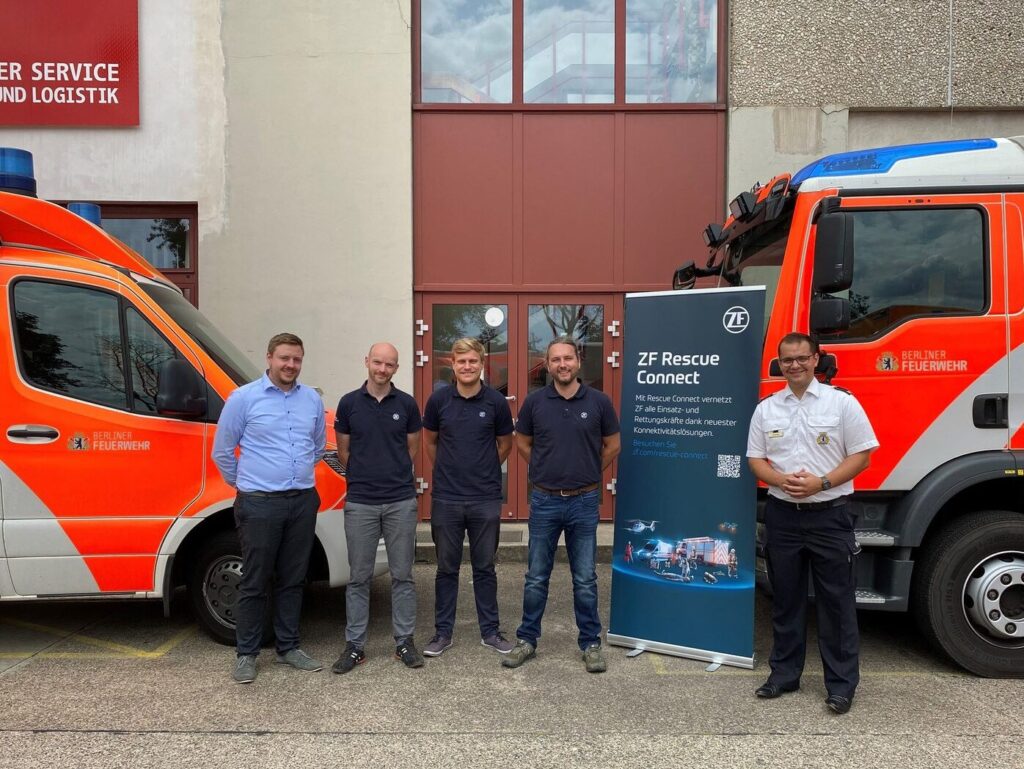 Florian Müller (Operations Lead ZF Rescue Connect), Martin Hagenacker (Business Developer, ZF), Markus Kaiser (Sales Lead ZF Rescue Connect), Alexander Grupp (Venture Lead ZF Rescue Connect) und Maximilian Krause (Projektleiter Flottenmanagement - Berliner Feuerwehr)