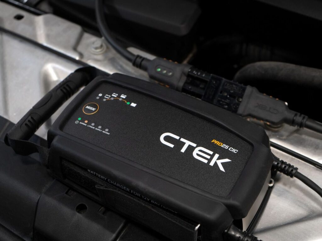 CTEK PRO25_CIC-inuse 02