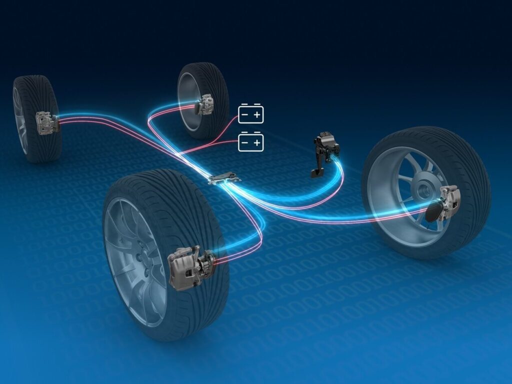 In a ‘dry’ brake system, brake fluid is not required any more. Brake pressure is therefore no longer generated by the pressure of fluids in the hydraulic system, but by electric motors. Brake signals from the pedal to the electric motor are also transmitted purely electrically.//2) Bei einem „trockenen“ Brake-by-Wire-Bremssystem ist keinerlei Bremsflüssigkeit mehr notwendig. Der Bremsdruck wird somit nicht mehr über den Druck von Flüssigkeiten im hydraulischen System erzeugt, sondern über Elektromotoren. Auch die Bremssignale vom Pedal bis zum Elektromotor werden rein elektrisch übertragen.